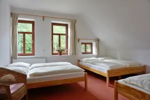 ložnice s 2 dvojlůžky a lůžkem v prvním patře