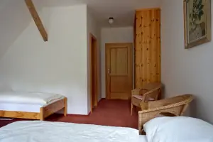 ložnice s 2 dvojlůžky a lůžkem v prvním patře