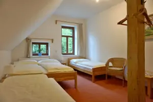 ložnice s dvojlůžkem a 2 lůžky v prvním patře