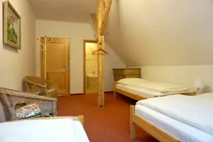 ložnice s dvojlůžkem a 2 lůžky v prvním patře