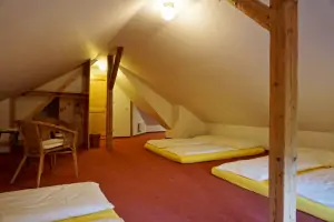 ložnice se 3 matracemi pro 2 osoby v podkroví