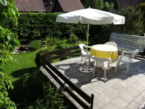 Terasa se zahradním nábytkem a slunečníkem