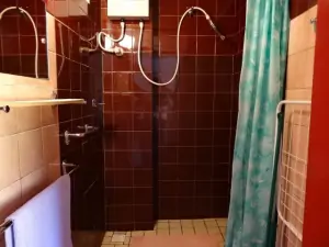 Koupelnu tvoří prostorný sprchový kout