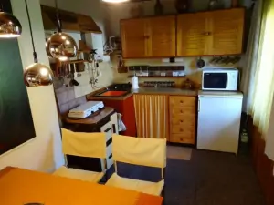 Kuchyňský kout je plně vybaven pro vaření a stolování 5 osob