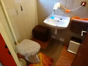 Samostatné WC s umyvadlem
