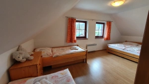 ložnice s dvojlůžkem a 2 lůžky v podkroví