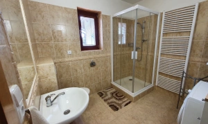 koupelna se sprchovým koutem, umyvadlem, WC a pračkou