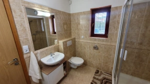 koupelna se sprchovým koutem, umyvadlem, WC a pračkou