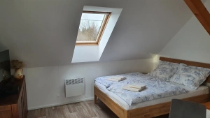 pokoj s dvojlůžkem, kuchyňským koutem a koupelnou v podkroví