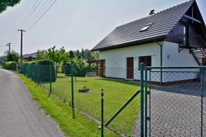 parkování je oplocené na vydlážděné pakrovací ploše