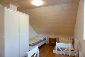 ložnice s dvojlůžkem a 2 samostatnými lůžky v podkroví (ložnice č. 2)