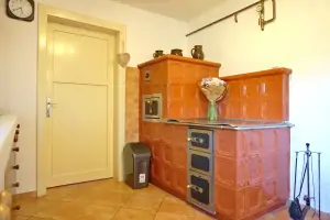kachlová kamna (sporák) v obytné kuchyni