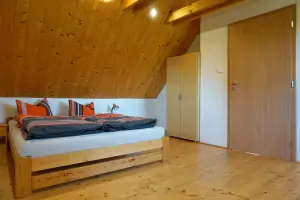 ložnice s dvojlůžkem a lůžkem v podkroví (ložnice č. 1)