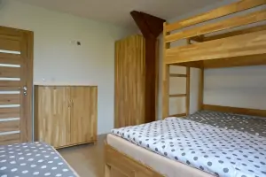 ložnice s patrovou postelí pro 3 osoby a lůžkem