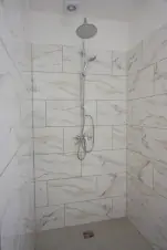 koupelna se sprchovým koutem a dvojumyvdlem (č. 1)