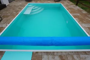 zapuštěný bazén (5 x 3 x 1,5 m) se slanou vodou
