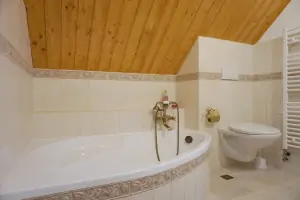 koupelna v podkroví s vanou a WC