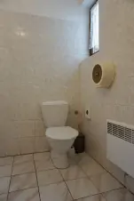 levá část chalupy - koupelna se sprchovým koutem a WC
