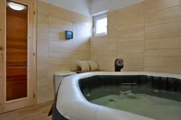 pravá část chalupy - wellness s vířivkou a finskou saunou