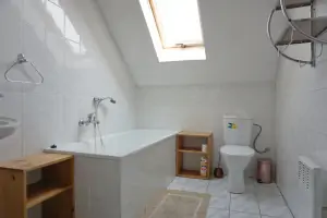 levá část chalupy - koupelna s vanou a WC v prvním patře