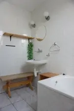 levá část chalupy - koupelna s vanou a WC v prvním patře