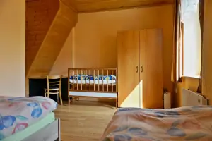 3. ložnice se 2 lůžky a dětskou postýlkou v prvním patře