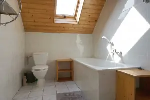 pravá část chalupy - koupelna v prvním patře