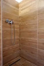 pravá část chalupy - koupelna se sprchovým koutem a WC