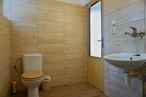pravá část chalupy - koupelna se sprchovým koutem a WC