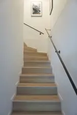 schody z obytného pokoje do prvního patra