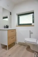 koupelna v prvním patře se sprchovým koutem, umyvadlem a WC