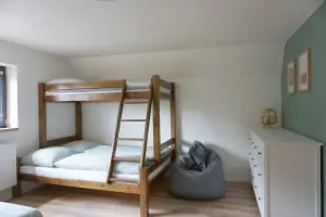 průchozí ložnice v prvním patře s dvojlůžkem a patrovou postelí pro 3 osoby