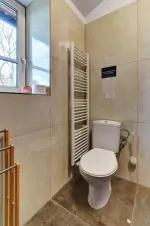 podkroví - koupelna s vanou, umyvadlem a WC