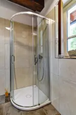 přízemí - koupelna se sprchovým koutem, umyvadlem a WC