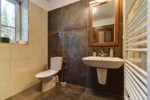 suterén - koupelna se sprchovým koutem, umyvadlem a WC