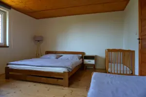 první ložnice s dvojlůžkem, lůžkem a dětskou postýlkou