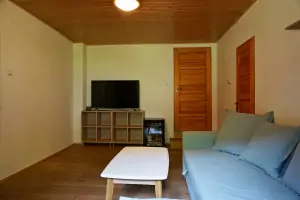 obytný pokoj s rozkládacím gaučem, vinotékou a TV