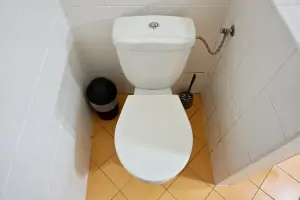 koupelna s vanou, umyvadlem a WC
