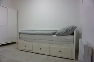 ložnice s rozkládací postelí pro 2 osoby