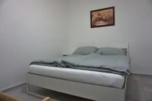 ložnice s dvojlůžkem a dětskou postelí (délka 170 cm)