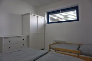 ložnice s dvojlůžkem a dětskou postelí (délka 170 cm)