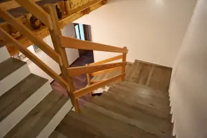 chodba se schodištěm