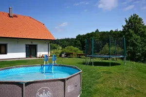 nadzemní bazén (průměr 3 m, hloubka 0,75 m) a trampolína (průměr 3,2 m)