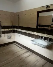 bezbariérová koupelna se sprchovým koutem, umyvadlem a WC