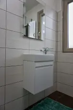 apartmán B: koupelna se sprchovým koutem, umyvadlem a WC