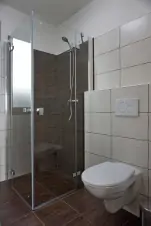 apartmán B: koupelna se sprchovým koutem, umyvadlem a WC