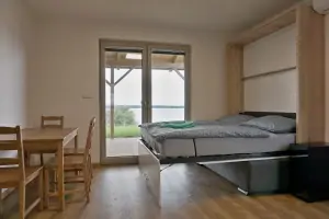 apartmán D: sklopná postel pro 2 osoby v obytném pokoji