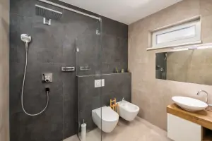 koupelna v přízemí se sprchovým koutem, umyvadlem, WC, bidetem a pračkou