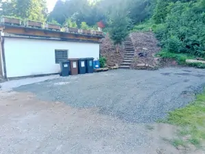 parkoviště a schody k chatě Dolní Lánov