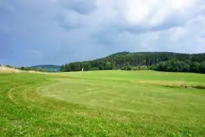 na pozemku je v letní sezóně cvičné 1-jamkové golfové hřiště